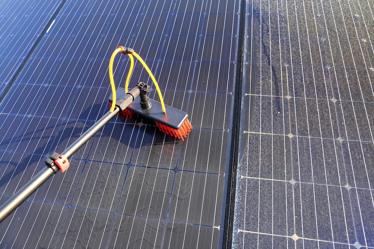 Gentle cleaning of solar modules with water